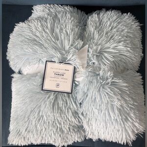 Fluffy Luxe Throw Blanket NWT